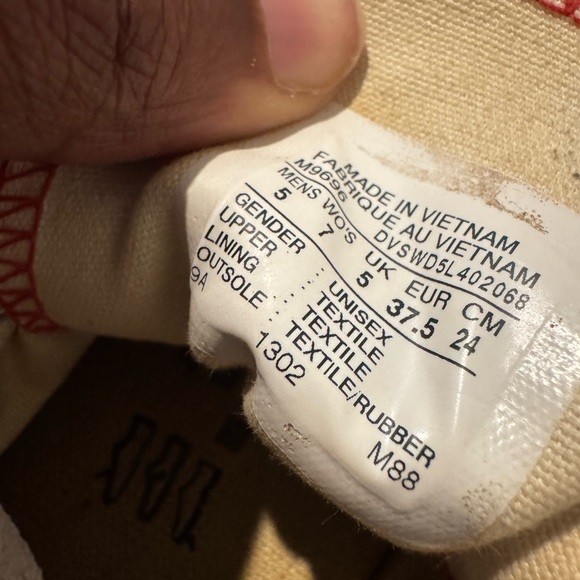 Red converse - Picture 3 of 3